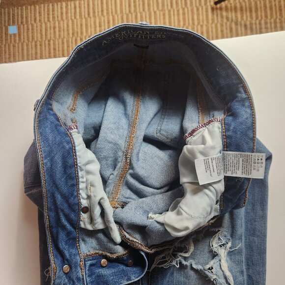 AE Tomgirl - Ripped, stretchy, Raw Ankle Cut Jeans Size: 2 - Picture 9 of 12